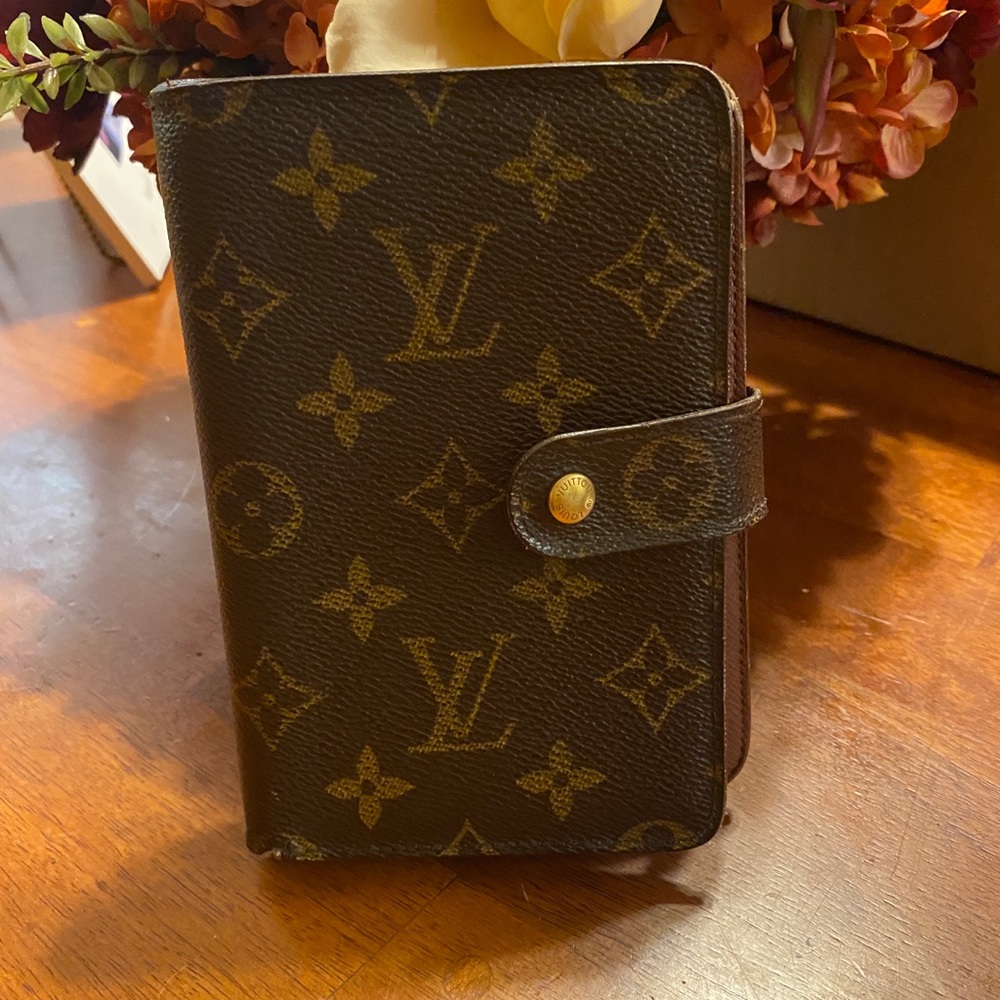 Louis Vuitton
Monogram Porte Papier Zippe Wallet
6"L × 1"W x 4.5"H
Gently Used